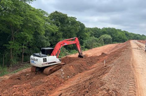 Em obras desde o começo do ano, a recuperação do dique do Rio dos Sinos, no bairro Santo Afonso, avança a cada dia. Com previsão de conclusão para abril, até o momento as equipes já concluíram 15% do cronograma. Desde a catástrofe climática de maio, a estrutura não recebia um serviço de reparo. 