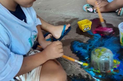 Com o calor intenso que atinge a Região Metropolitana e o Vale do Sinos, as escolas municipais têm adotado atividades criativas para proporcionar alívio às crianças durante o calorão. O objetivo é garantir o conforto e bem-estar dos pequenos, ao mesmo tempo em que mesclam aprendizado e diversão.
