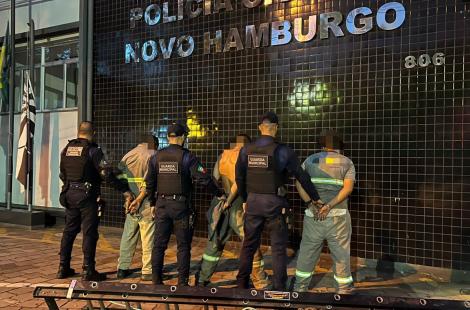 Suspeitos usavam uniformes e capacetes para despistar ação criminosa