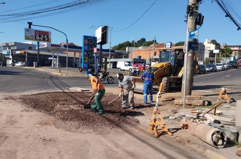 Reparo de caixa central na Avenida Pedro Adams Filho