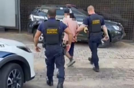 Homem detido por dois guardas municipais de Novo Hamburgo