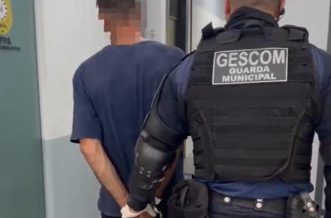 Homem foi levado à delegacia após discussão e agressão a agente