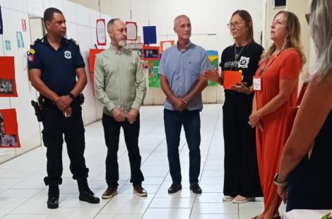 Legenda: O Diretor da GMNH, Emerson Edinei Lopes, o chefe de gabinete, José Lourenço, o secretário de Segurança Pública, Rosalino Seara, a coordenadora do programa Restaura NH, Beatriz Pontes Ferreira da Rosa, e uma das instrutoras, Marion Schütz, na abertura do curso