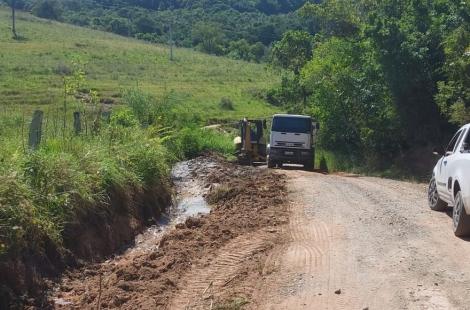 Manutenção das estradas é serviço constante em Lomba Grande