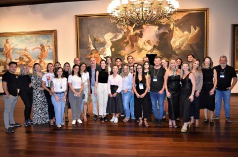 A Prefeitura de Novo Hamburgo proporcionou uma experiência cultural única para 30 participantes da FIMEC 2025: o evento exclusivo “Uma Noite no Museu”. Os visitantes tiveram na noite de ontem (19) a oportunidade de explorar três museus que integram o roteiro turístico Caminhos de Hamburgo Velho. A iniciativa buscou não apenas fortalecer o turismo local, mas também conectar cultura e negócios, além de valorizar o rico patrimônio histórico da cidade.