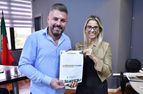 Lançado em janeiro deste ano, o programa DescomplicaNH recebeu mais de 1,8 mil sugestões para simplificar o serviço público municipal. A etapa de contribuições foi encerrada neste mês e as sugestões encaminhadas à Secretaria Municipal de Gestão, Governança e Desburocratização (SMGGD). A desburocratização é um pilar do governo hamburguense e SMGGD, criada a partir da aprovação da reforma administrativa, tem a missão de facilitar os processos. 