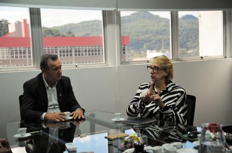 Secretária Simone Schneider e reitor José Paulo da Rosa em reunião na Feevale