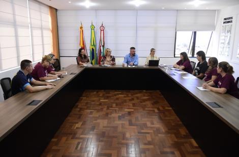 Na manhã desta quarta-feira (2), ocorreu uma reunião entre representantes do Executivo e integrantes do Sindicato dos Professores de Novo Hamburgo (SindProf-NH). A comitiva foi recebida pelo prefeito Gustavo Finck, acompanhado das secretárias municipais de Educação, Simone Schneider; da Fazenda, Michele Antonello; e de Gestão, Governança e Desburocratização, Andrea Schneider Pascoal.