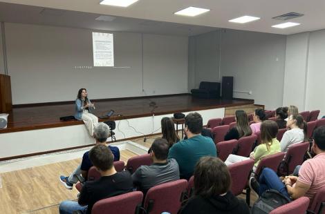 Equipes de saúde bucal recebem capacitação sobre sinais de violência doméstica em crianças