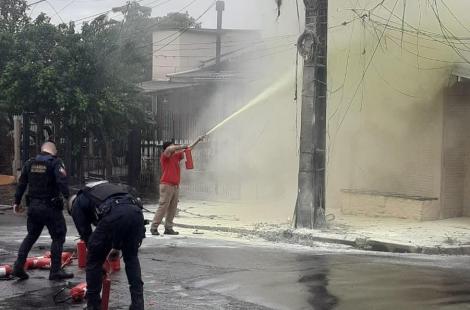 Agentes e bombeiros civil usaram extintores no combate às chamas