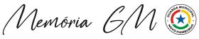 Logo do Memória, escrito com letra cursiva a palavra memoria e ao final o brasão com a cores da GM
