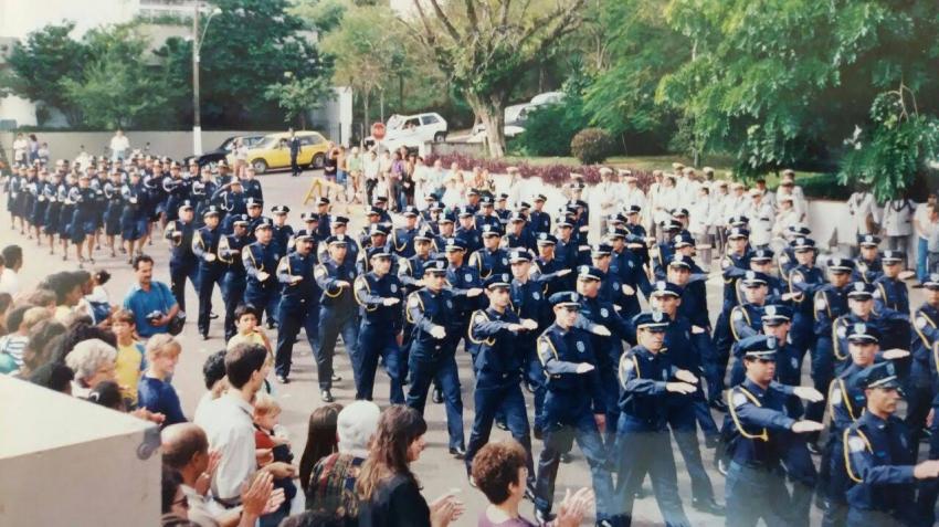 Apresentação da Guarda Municipal desfile uniformizados.